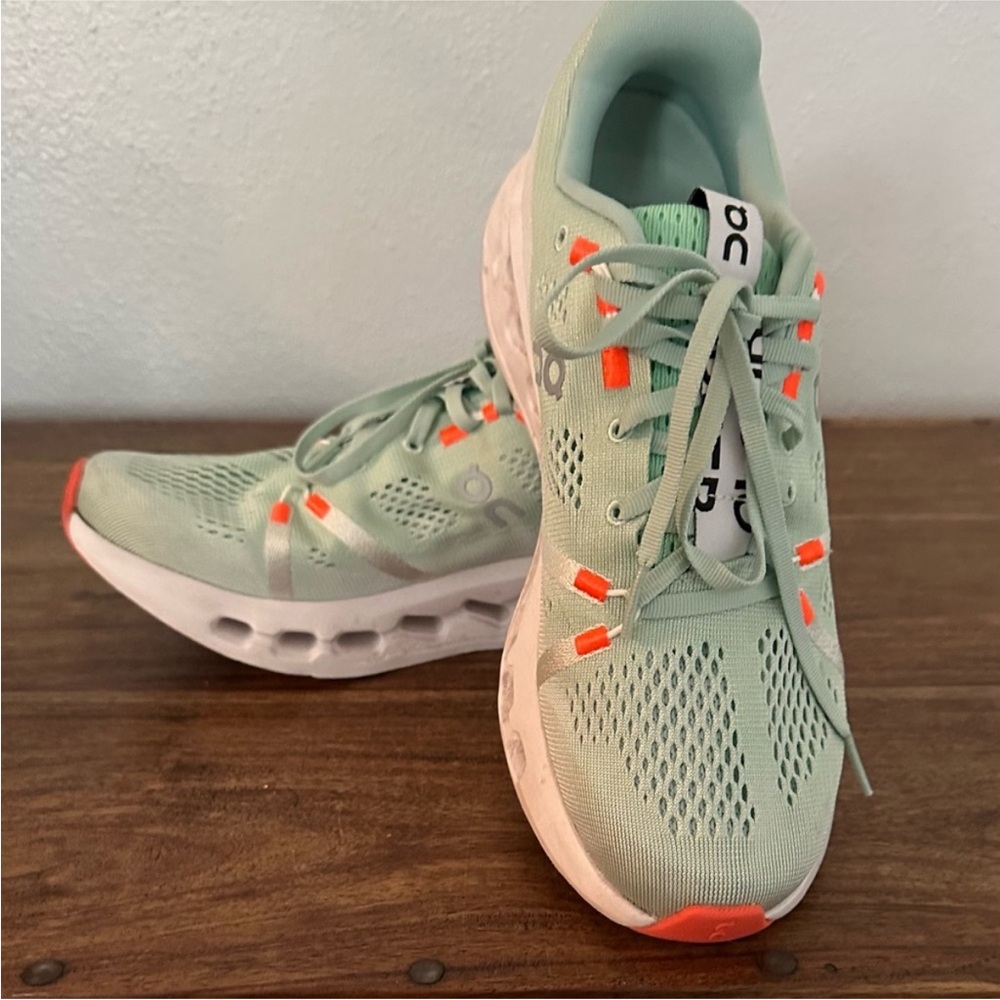 On Running Women's Athletic Shoes, mint green, great condition . Size 8